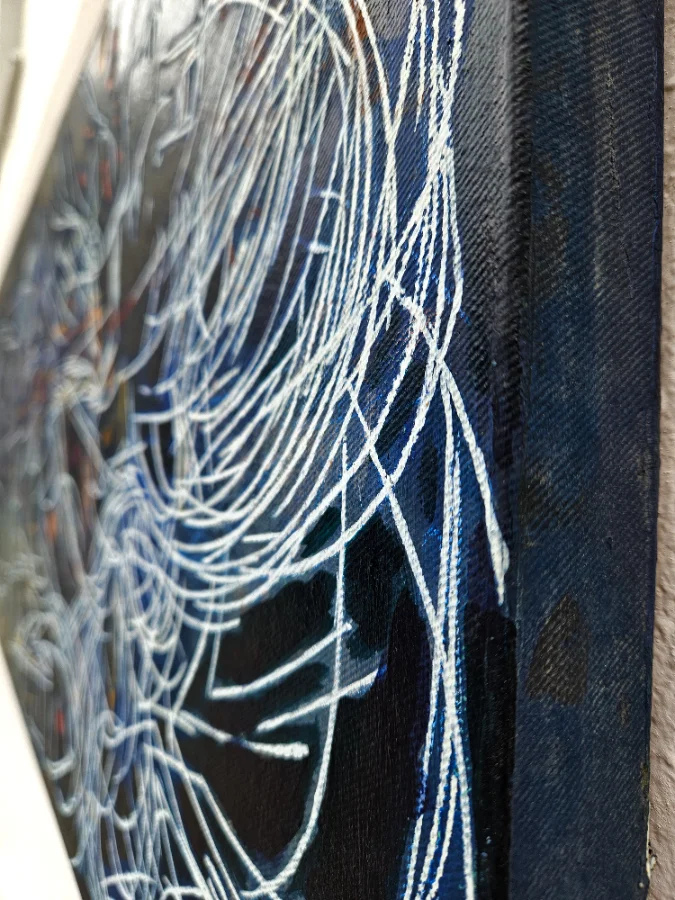 Abstrakte Figur auf Holz