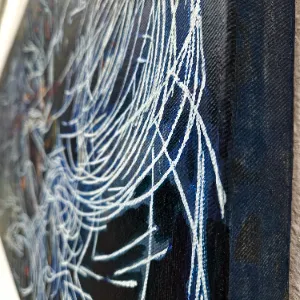 Abstrakte Figur auf Holz