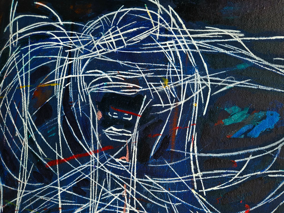 Abstrakte Figur auf Holz