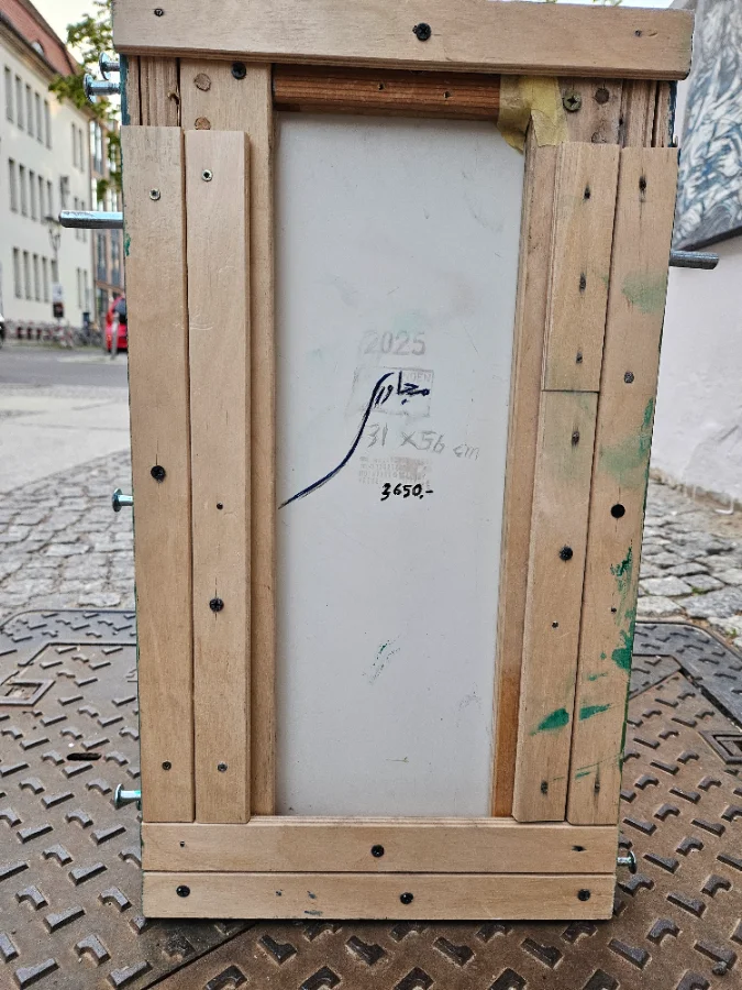 Holz und Metall Installation mit portre eine  Frau mit hand 
