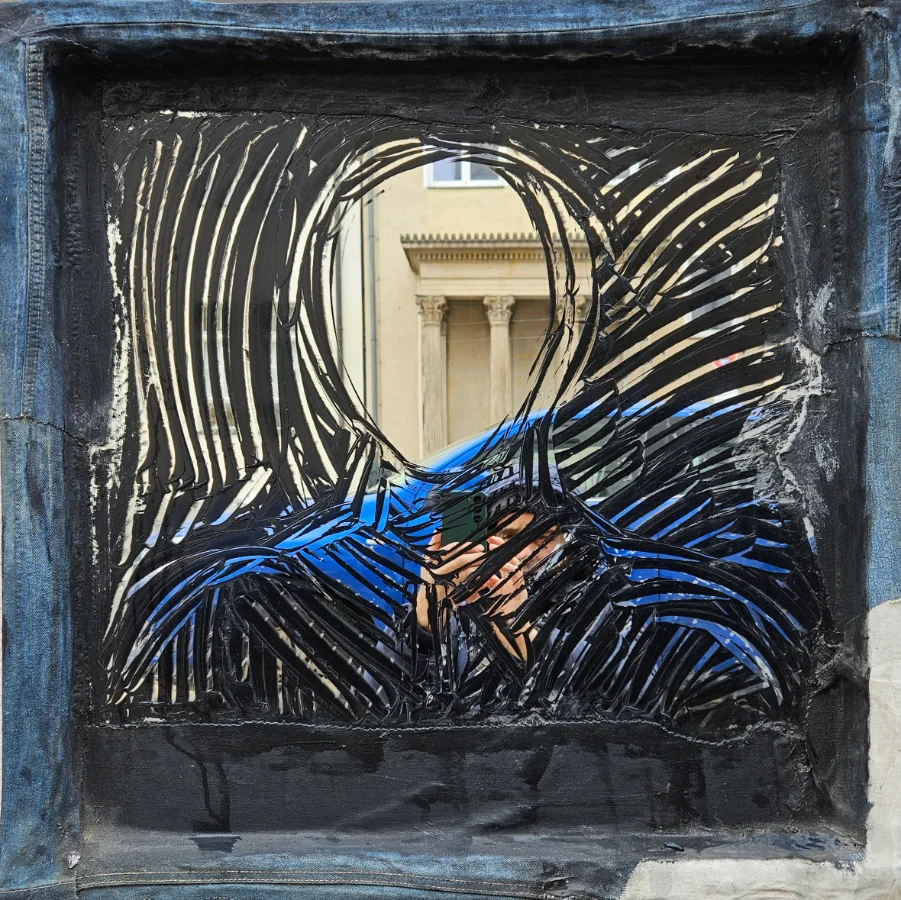 Abstrakte Figur vor Spiegel