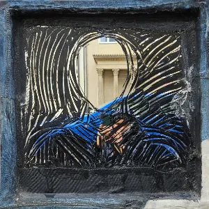 Abstrakte Figur vor Spiegel