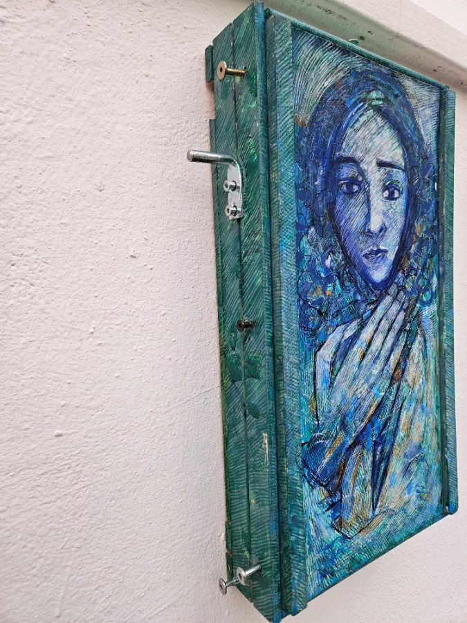 Holz und Metall Installation mit portre eine  Frau mit hand 
