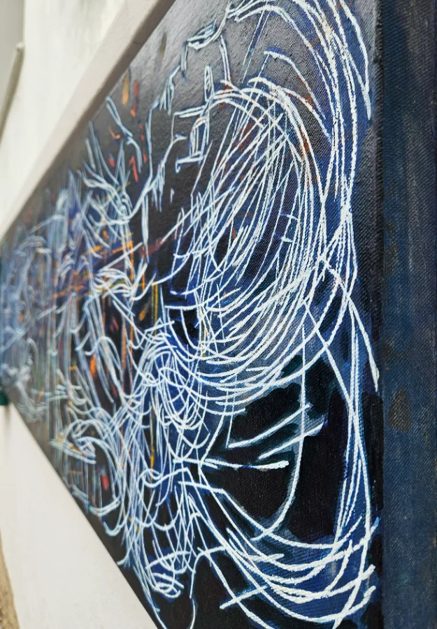 Abstrakte Figur auf Holz
